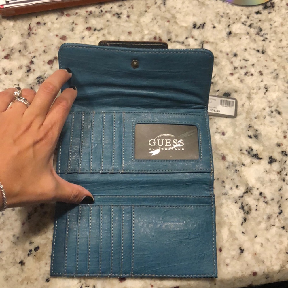GUESS wallet - Picture 2 of 3